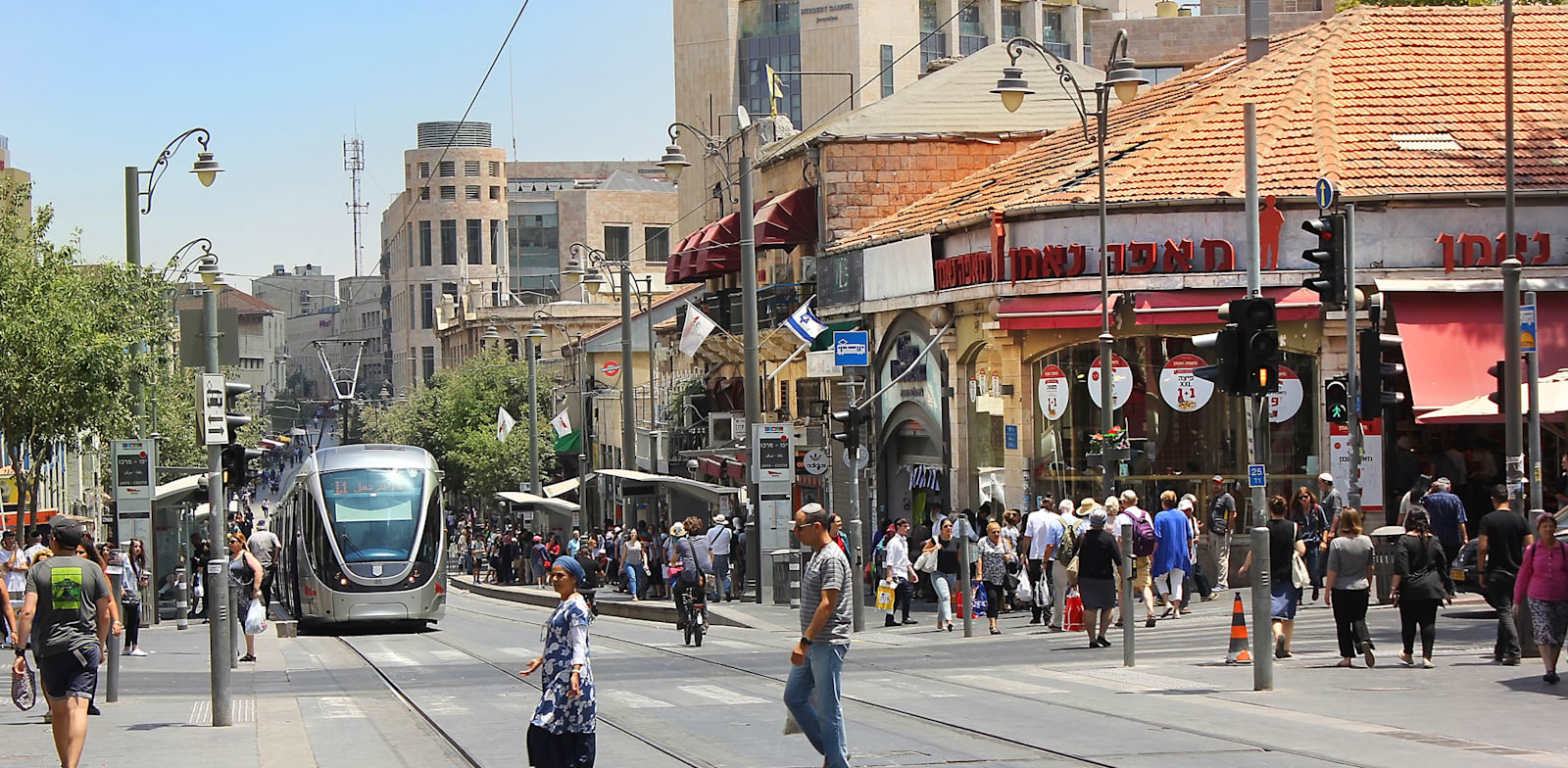 Jerusalem light rail street scene